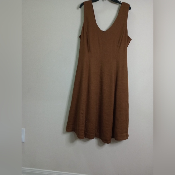 BEAUTIFUL SLEEVELES DRESS, V NECK BARE BACK. - Picture 3 of 7
